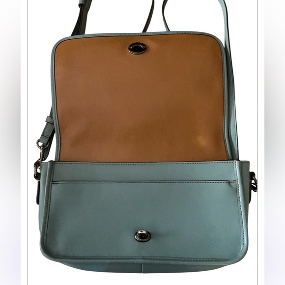 Coach 57325 Turnlock Crossbody in Glovetanned Leather - Cloud Blue - Picture 3 of 13